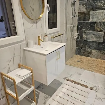 4 Pieces Avec Petite Piscine * Vedene